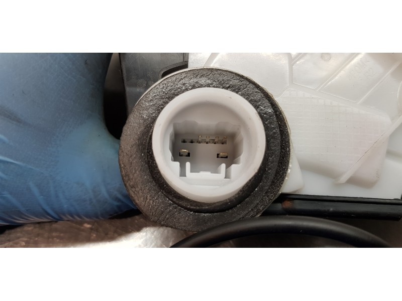 Recambio de cerradura puerta delantera derecha para toyota yaris hybrid active referencia OEM IAM 690300D540  