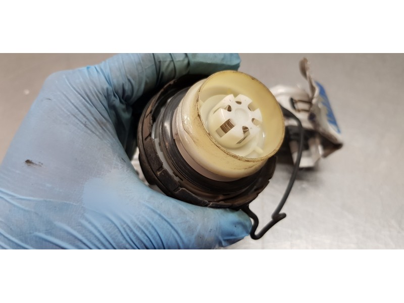 Recambio de tapa exterior combustible para toyota yaris hybrid active referencia OEM IAM 773500D080  