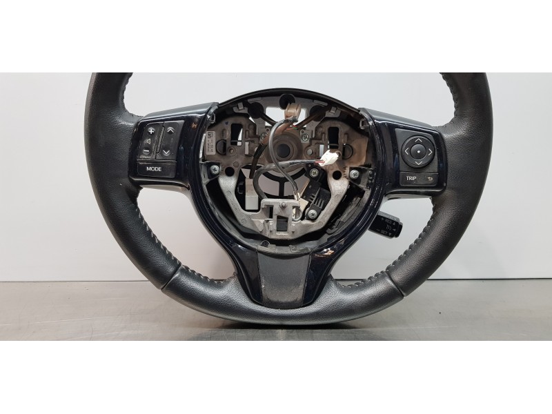 Recambio de volante para toyota yaris hybrid active referencia OEM IAM 451020D30024 45100OD49024 