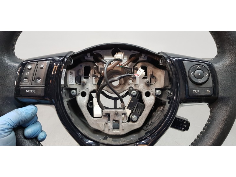 Recambio de volante para toyota yaris hybrid active referencia OEM IAM 451020D30024 45100OD49024 