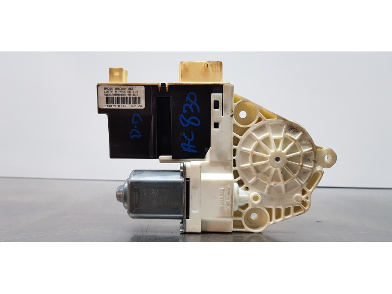 Recambio de motor elevalunas delantero derecho para citroen c4 berlina vtr plus referencia OEM IAM 9222AV  