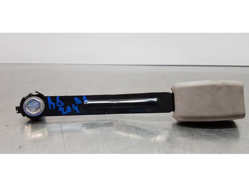 Recambio de enganche del cinturon delantero der para ssangyong rodius xdi limited referencia OEM IAM 7466221010ACX  