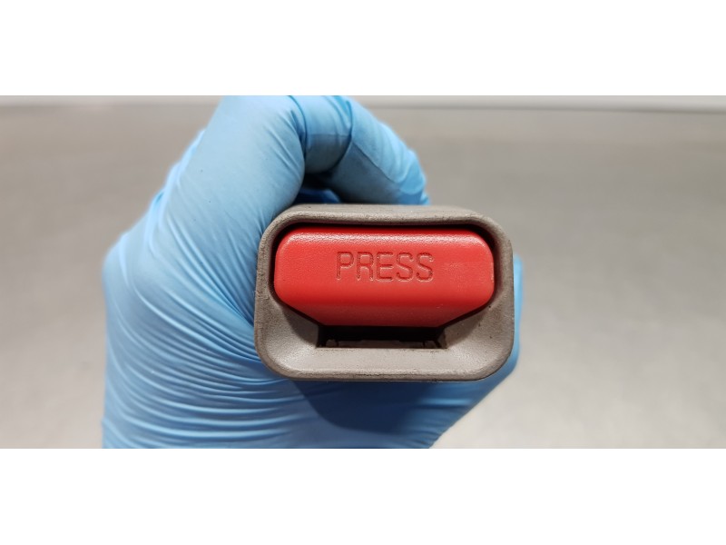 Recambio de enganche del cinturon delantero der para ssangyong rodius xdi limited referencia OEM IAM 7466221010ACX  