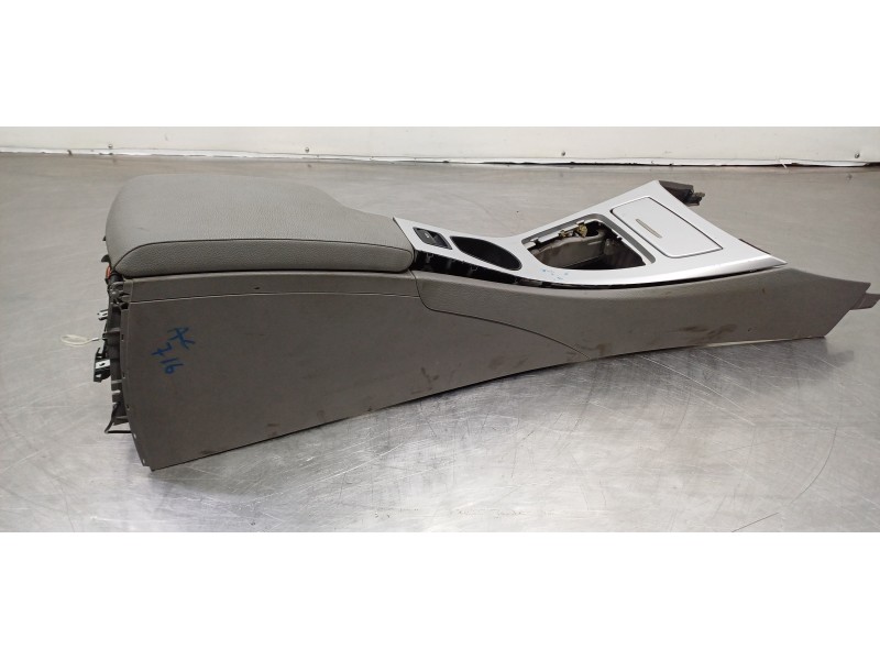 Recambio de apoyabrazos central para bmw serie 3 cabrio (e93) 320i referencia OEM IAM 51167130687 51167118027  Recambio de apoyabrazos central para bmw serie 3 cabrio (e93) 320i referencia OEM IAM 51167130687 51167118027