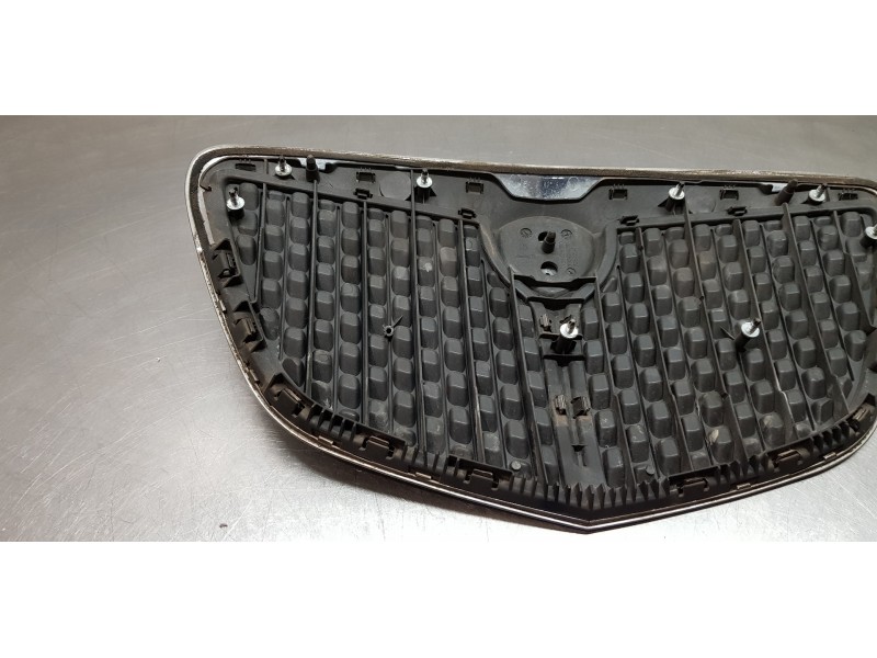 Recambio de rejilla delantera para lancia ypsilon (101) 1.3 multijet 16v oro (66kw) (10.2006) referencia OEM IAM   