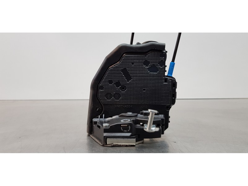 Recambio de cerradura puerta trasera derecha para toyota corolla (e21) hybrid active referencia OEM IAM 6905002580  