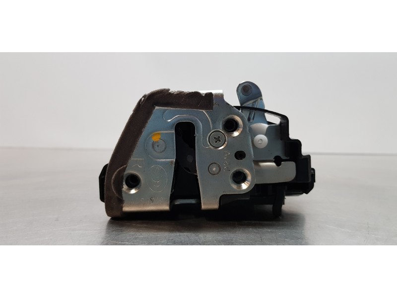 Recambio de cerradura puerta trasera derecha para toyota corolla (e21) hybrid active referencia OEM IAM 6905002580  