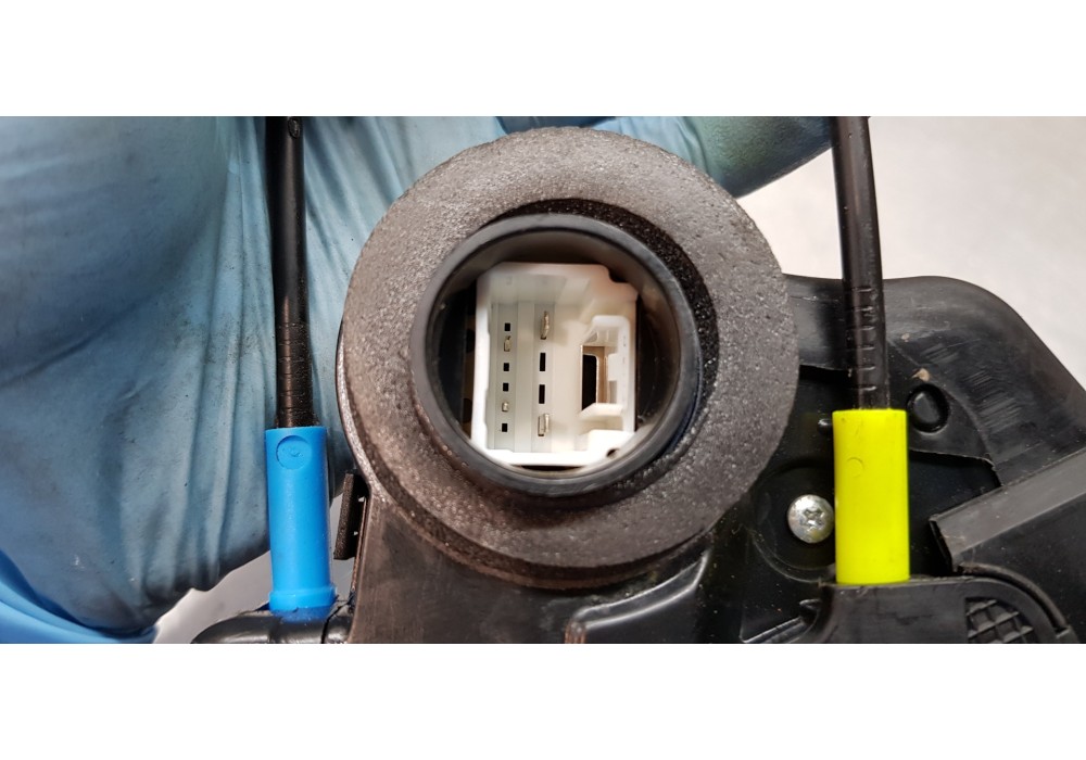 Recambio de cerradura puerta trasera derecha para toyota corolla (e21) hybrid active referencia OEM IAM 6905002580  