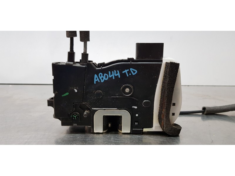 Recambio de cerradura puerta trasera derecha para hyundai ix35 comfort 2wd referencia OEM IAM 814202Y010  