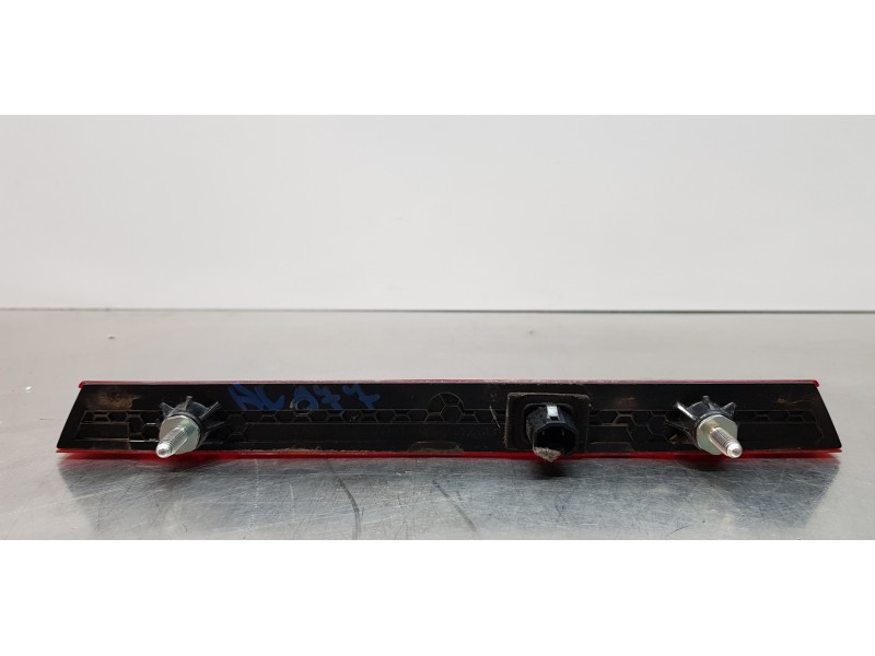 Recambio de luz central de freno para toyota corolla (e21) hybrid active referencia OEM IAM 8157012450  