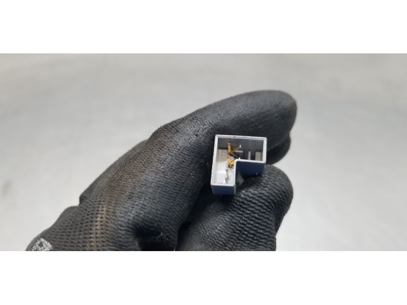 Recambio de pretensor airbag derecho para bmw serie 1 berlina (e81/e87) 118d referencia OEM IAM 72117213564 34050061A  Recambio de pretensor airbag derecho para bmw serie 1 berlina (e81/e87) 118d referencia OEM IAM 72117213564 34050061A