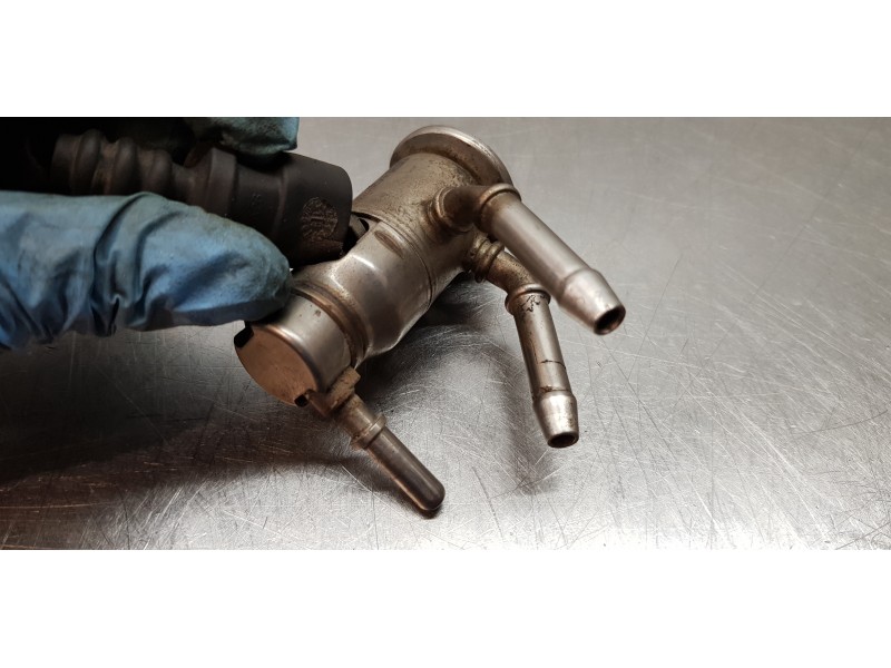 Recambio de inyector para ford transit kastenwagen (ttg) 310 l2 ambiente referencia OEM IAM GK215J281AE  