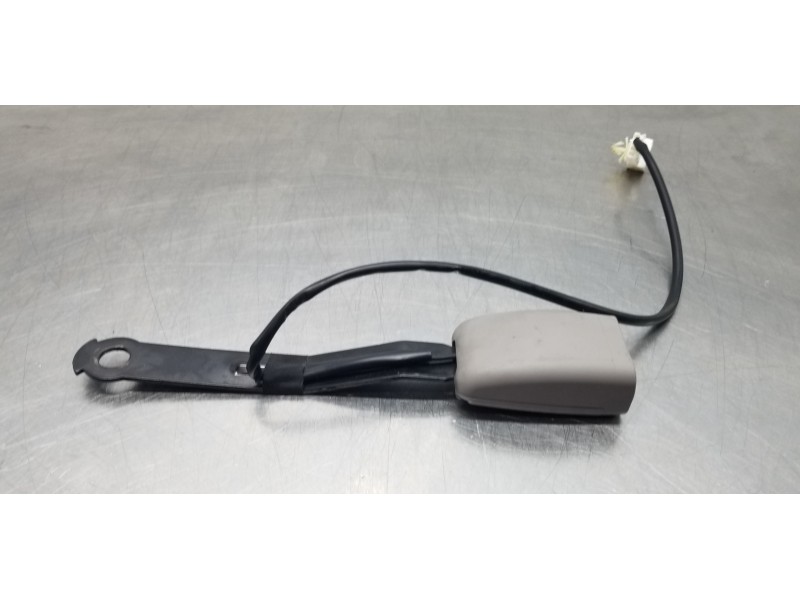 Recambio de enganche del cinturon delantero izq para ssangyong rodius xdi limited referencia OEM IAM 7466121010ACX  