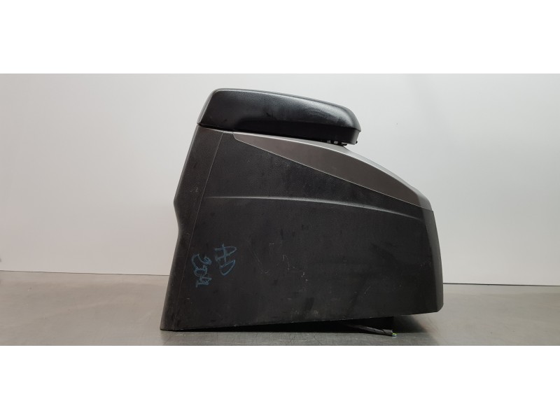 Recambio de apoyabrazos central para ssangyong rodius xdi limited referencia OEM IAM 7790021261LBH  