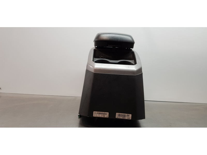 Recambio de apoyabrazos central para ssangyong rodius xdi limited referencia OEM IAM 7790021261LBH  