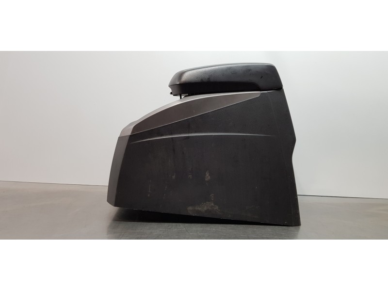 Recambio de apoyabrazos central para ssangyong rodius xdi limited referencia OEM IAM 7790021261LBH  