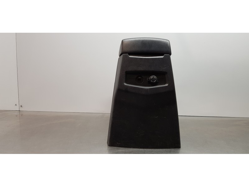 Recambio de apoyabrazos central para ssangyong rodius xdi limited referencia OEM IAM 7790021261LBH  