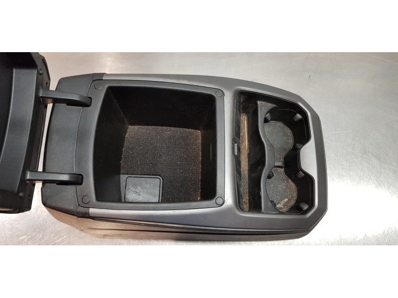 Recambio de apoyabrazos central para ssangyong rodius xdi limited referencia OEM IAM 7790021261LBH  