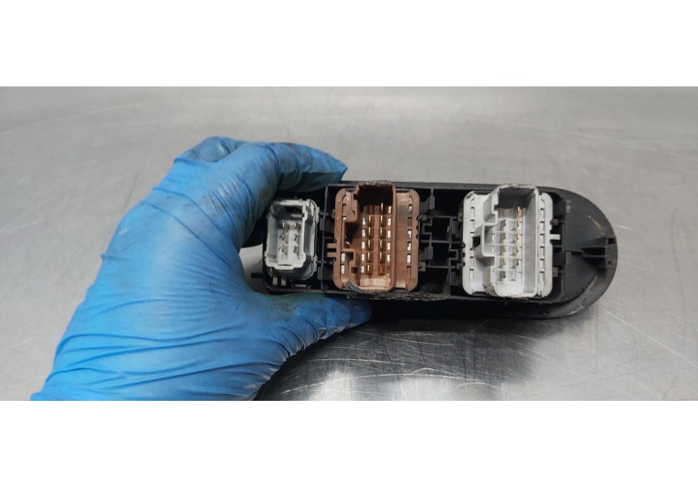 Recambio de mando elevalunas delantero izquierdo para renault scenic ii grand pack authentique referencia OEM IAM 8200315042 820