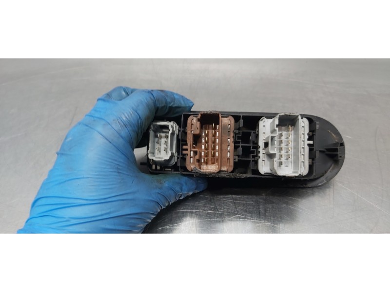 Recambio de mando elevalunas delantero izquierdo para renault scenic ii grand pack authentique referencia OEM IAM 8200315042 820