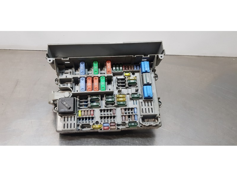 Recambio de caja reles / fusibles para bmw serie 1 berlina (e81/e87) 118i referencia OEM IAM 6906613   Recambio de caja reles / fusibles para bmw serie 1 berlina (e81/e87) 118i referencia OEM IAM 6906613