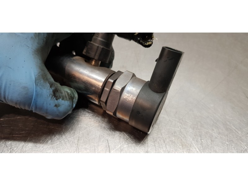 Recambio de rampa inyectora para toyota avensis touring sports executive referencia OEM IAM 23810WA020 8514166 0445214278