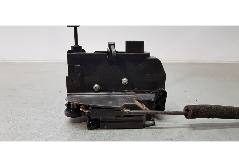 Recambio de cerradura puerta delantera izquierda para iveco daily caja cerrada furgón 3.5 t referencia OEM IAM 5801529301C  