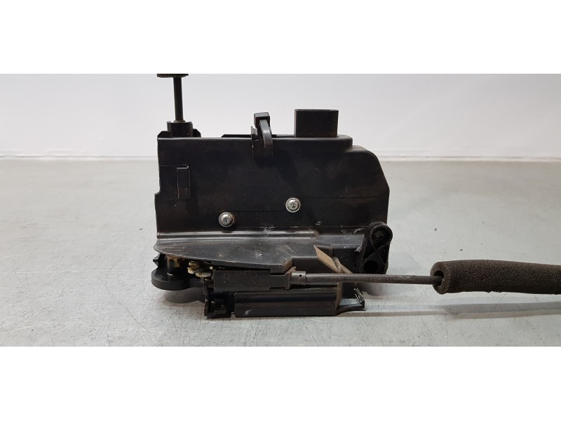 Recambio de cerradura puerta delantera izquierda para iveco daily caja cerrada furgón 3.5 t referencia OEM IAM 5801529301C  