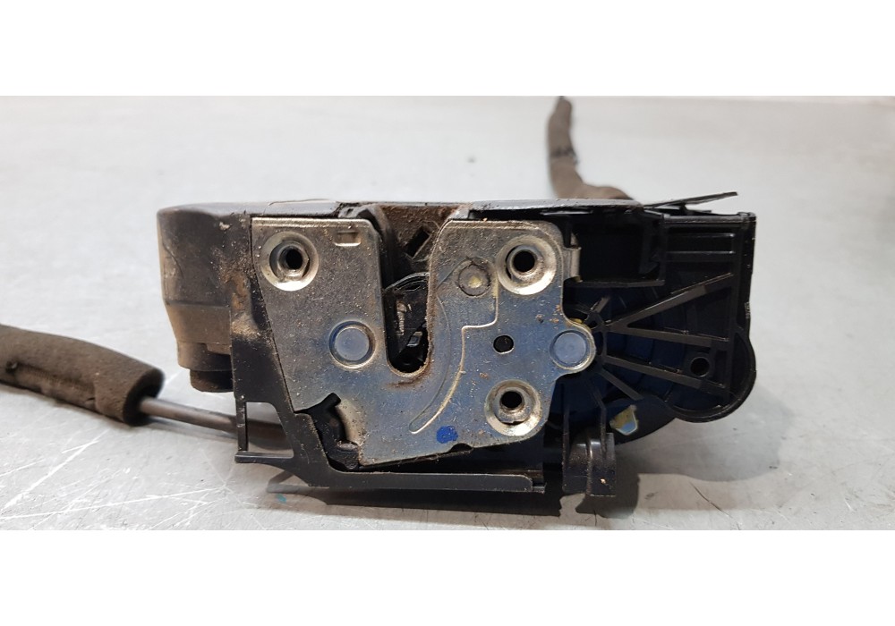 Recambio de cerradura puerta delantera izquierda para iveco daily caja cerrada furgón 3.5 t referencia OEM IAM 5801529301C  