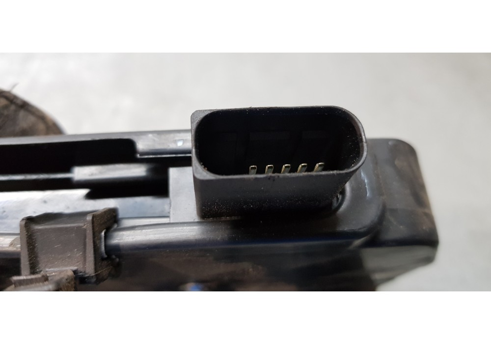 Recambio de cerradura puerta delantera izquierda para iveco daily caja cerrada furgón 3.5 t referencia OEM IAM 5801529301C  