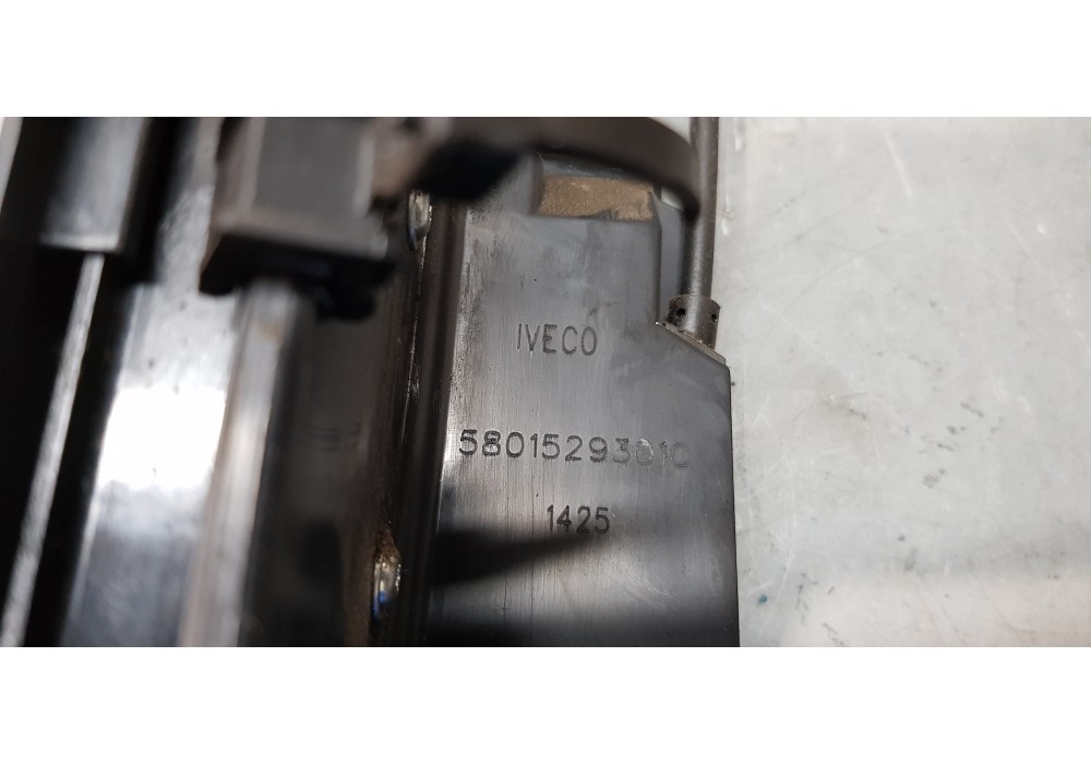 Recambio de cerradura puerta delantera izquierda para iveco daily caja cerrada furgón 3.5 t referencia OEM IAM 5801529301C  