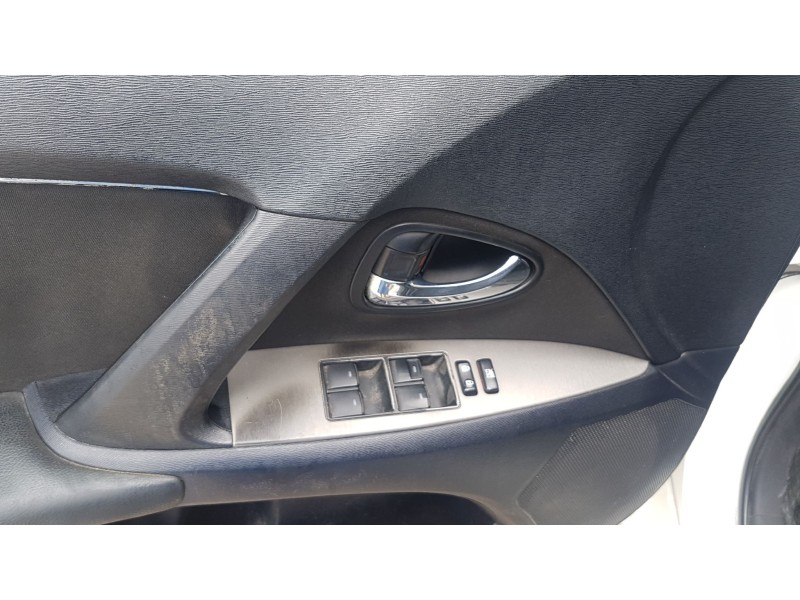 toyota avensis cross sport (t27) del año 2010