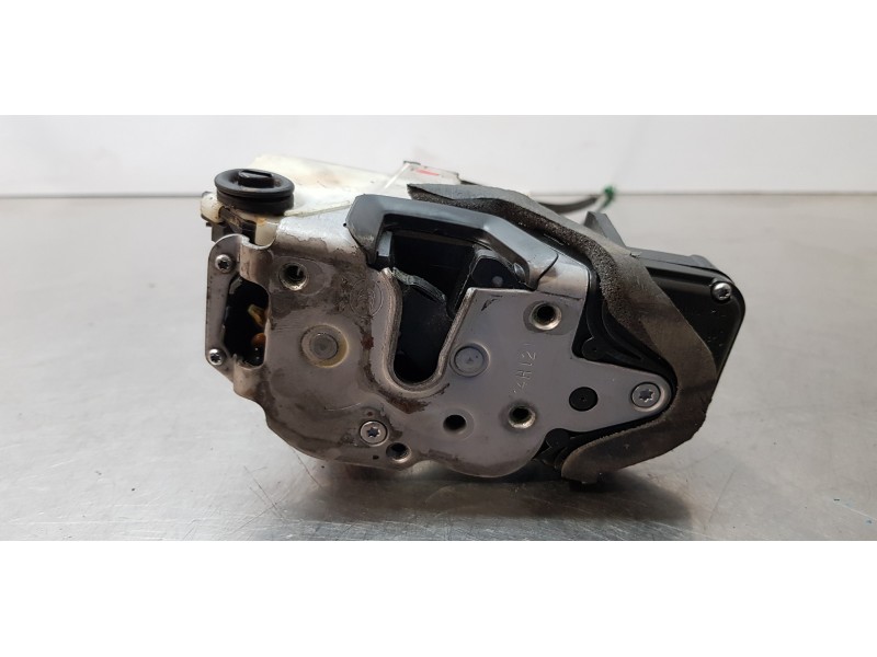 Recambio de cerradura puerta trasera derecha para opel zafira tourer expression referencia OEM IAM 13579566  