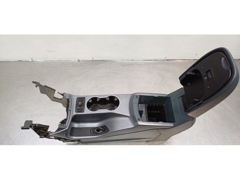 Recambio de apoyabrazos central para ford c-max trend referencia OEM IAM 1807156 AM51R045M18EJ3AM5  Recambio de apoyabrazos central para ford c-max trend referencia OEM IAM 1807156 AM51R045M18EJ3AM5