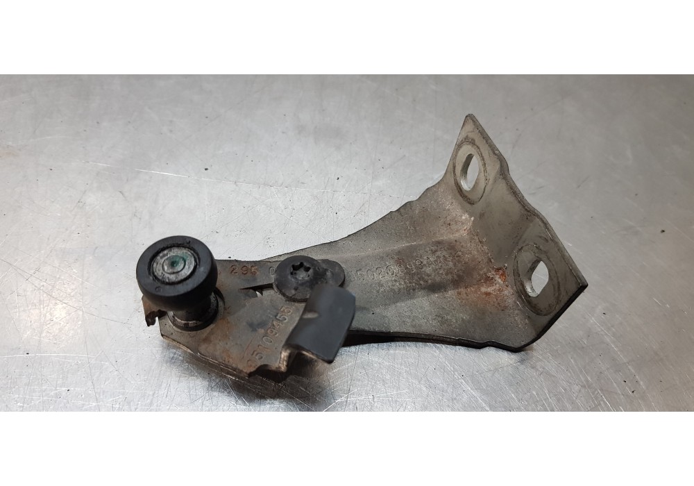 Recambio de soporte / guia puerta corredera para chrysler grand voyager limited referencia OEM IAM 05020899AA  
