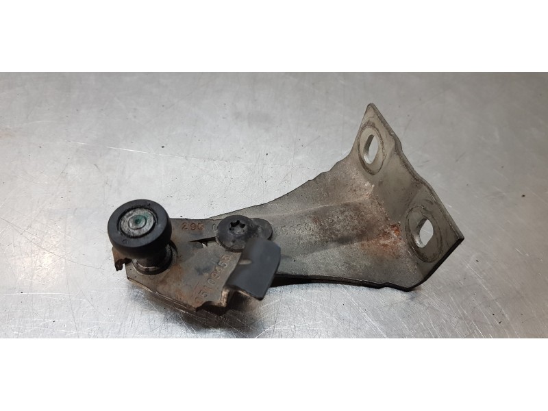 Recambio de soporte / guia puerta corredera para chrysler grand voyager limited referencia OEM IAM 05020899AA  