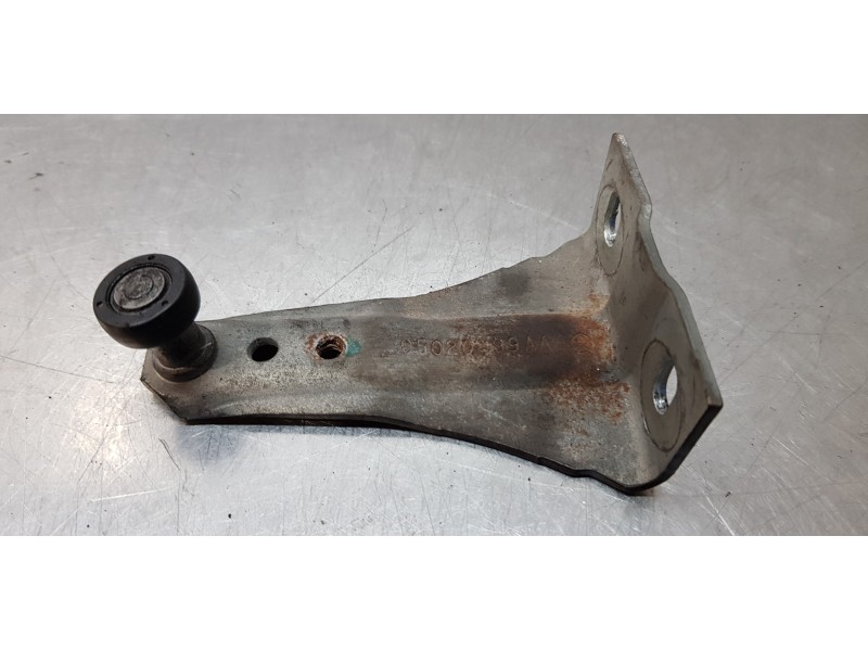 Recambio de soporte / guia puerta corredera para chrysler grand voyager limited referencia OEM IAM 05020899AA  