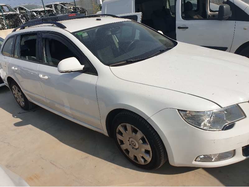 skoda superb combi (3t5) del año 2011