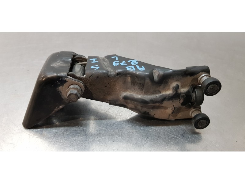 Recambio de soporte / guia puerta corredera para chrysler grand voyager limited referencia OEM IAM 05020673AB  