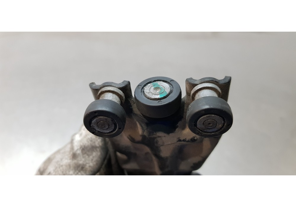 Recambio de soporte / guia puerta corredera para chrysler grand voyager limited referencia OEM IAM 05020673AB  