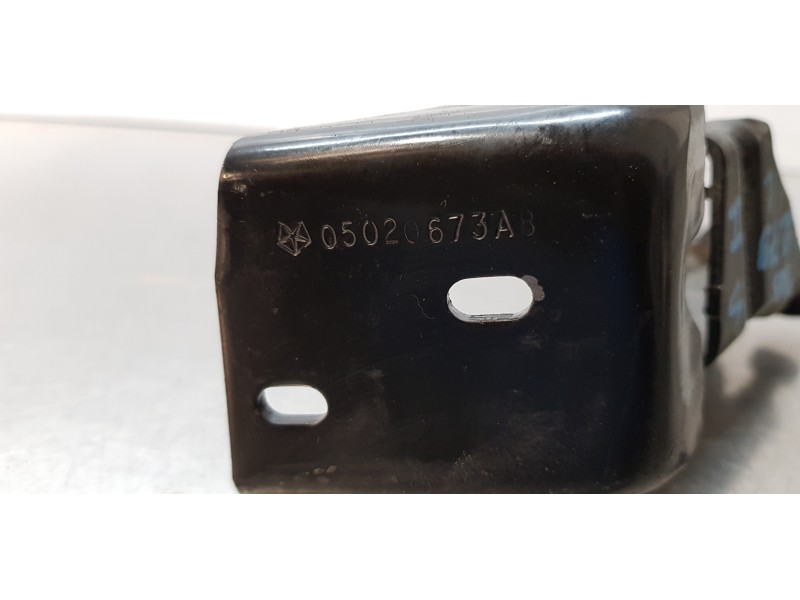 Recambio de soporte / guia puerta corredera para chrysler grand voyager limited referencia OEM IAM 05020673AB  