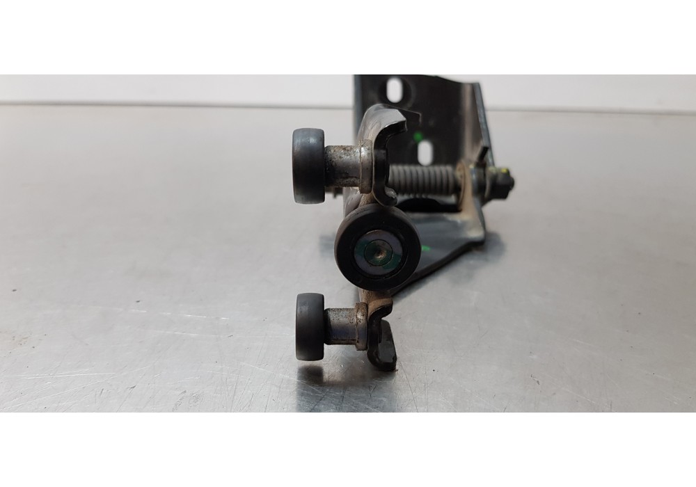 Recambio de soporte / guia puerta corredera para chrysler grand voyager limited referencia OEM IAM 05020672AB  