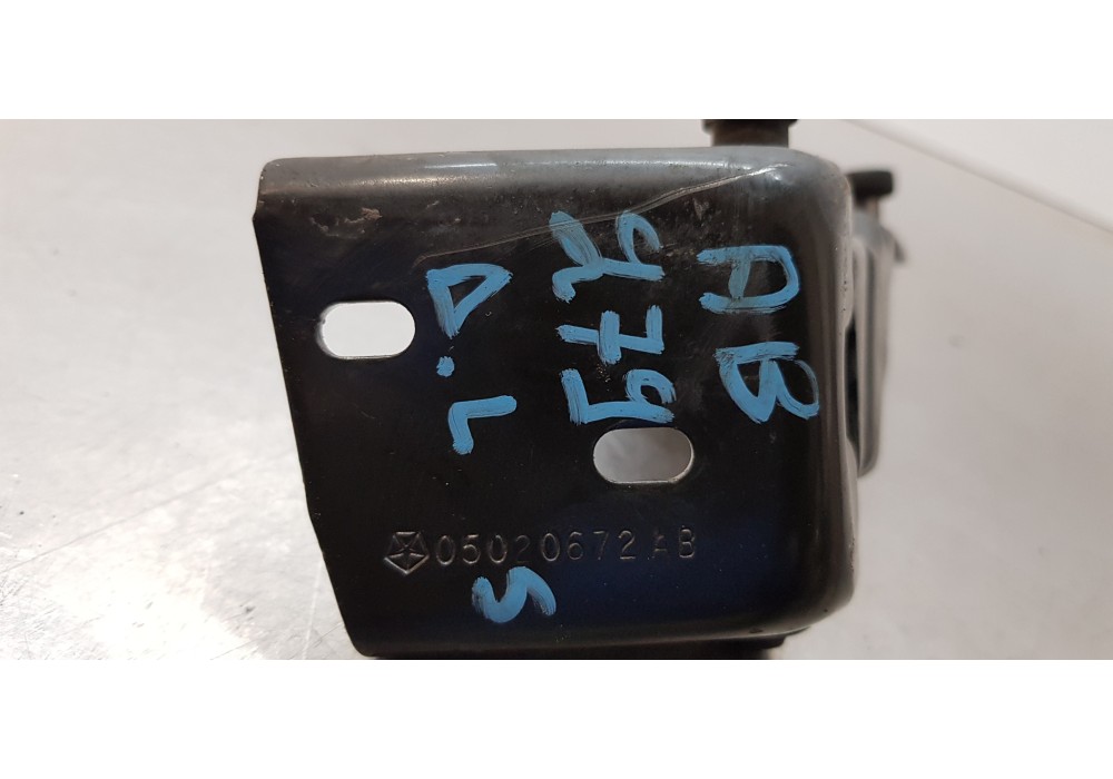 Recambio de soporte / guia puerta corredera para chrysler grand voyager limited referencia OEM IAM 05020672AB  