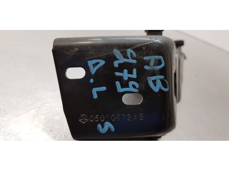 Recambio de soporte / guia puerta corredera para chrysler grand voyager limited referencia OEM IAM 05020672AB  