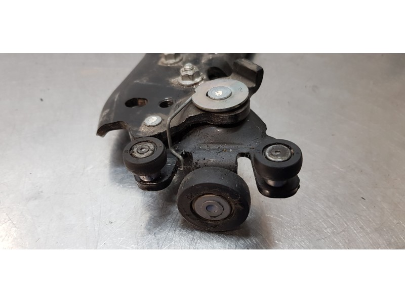 Recambio de soporte / guia puerta corredera para chrysler grand voyager limited referencia OEM IAM 5020920AB  