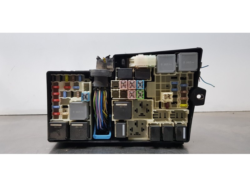 Recambio de caja reles / fusibles para ford c-max titanium referencia OEM IAM AV6T14A067AC  