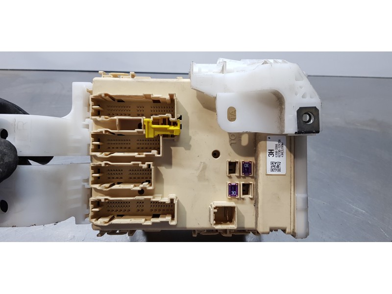 Recambio de caja reles / fusibles para toyota auris touring sports (e18) hybrid active referencia OEM IAM 8273012X70A  