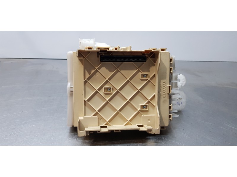 Recambio de caja reles / fusibles para toyota auris touring sports (e18) hybrid active referencia OEM IAM 8273012X70A  