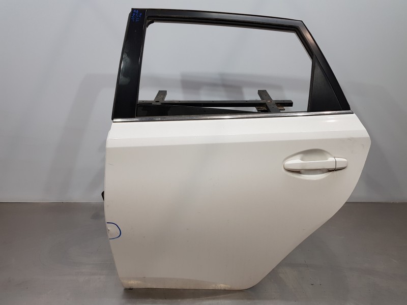 Recambio de puerta trasera izquierda para toyota auris active referencia OEM IAM 6700402380  