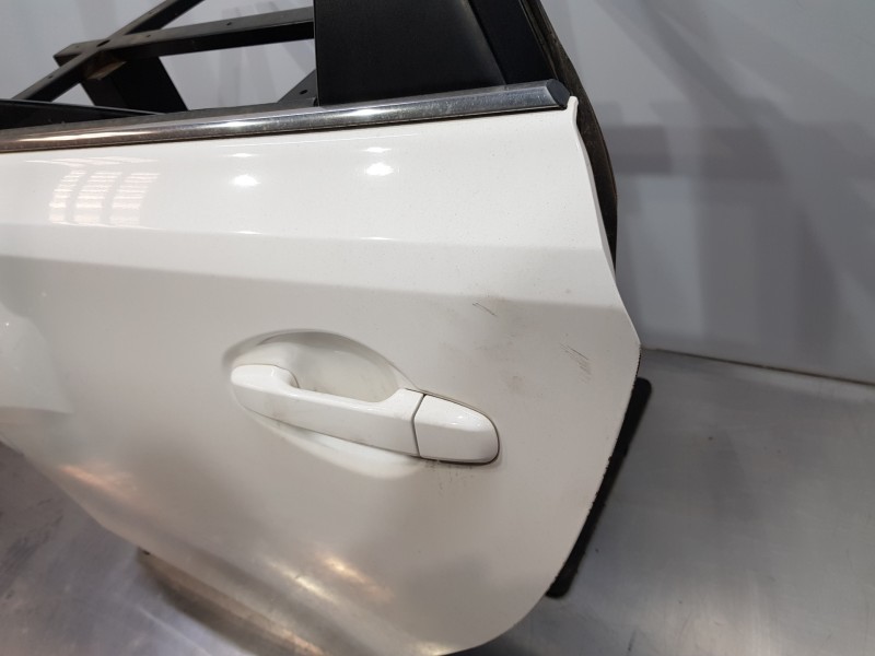 Recambio de puerta trasera izquierda para toyota auris active referencia OEM IAM 6700402380  
